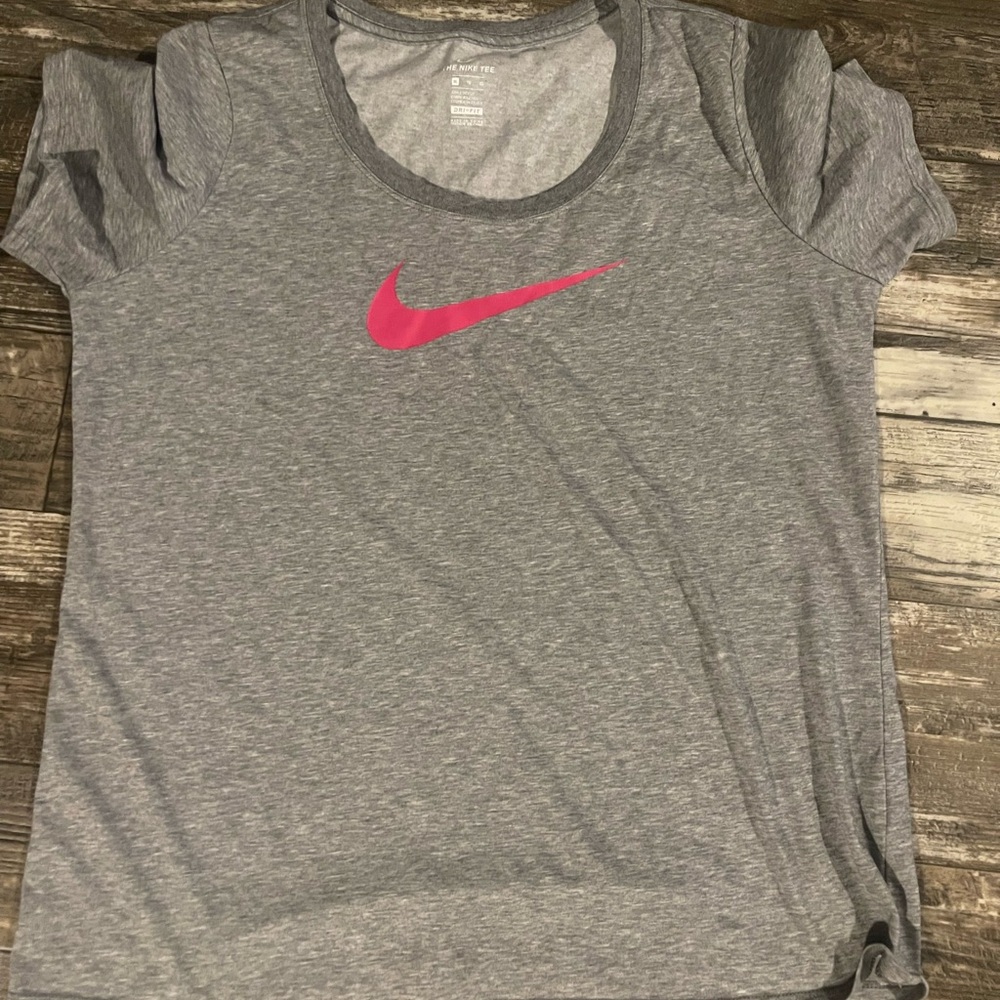 Womens XL Gray Nike Tee . Gently used, comfortable and fitting ! Sold as is !
